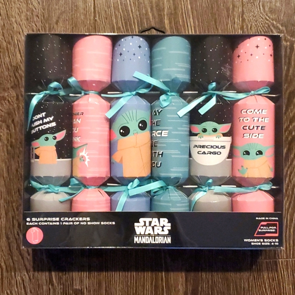 STAR WARS The Mandalorian 6 Surprise Crackers - Socks Brand New in Package